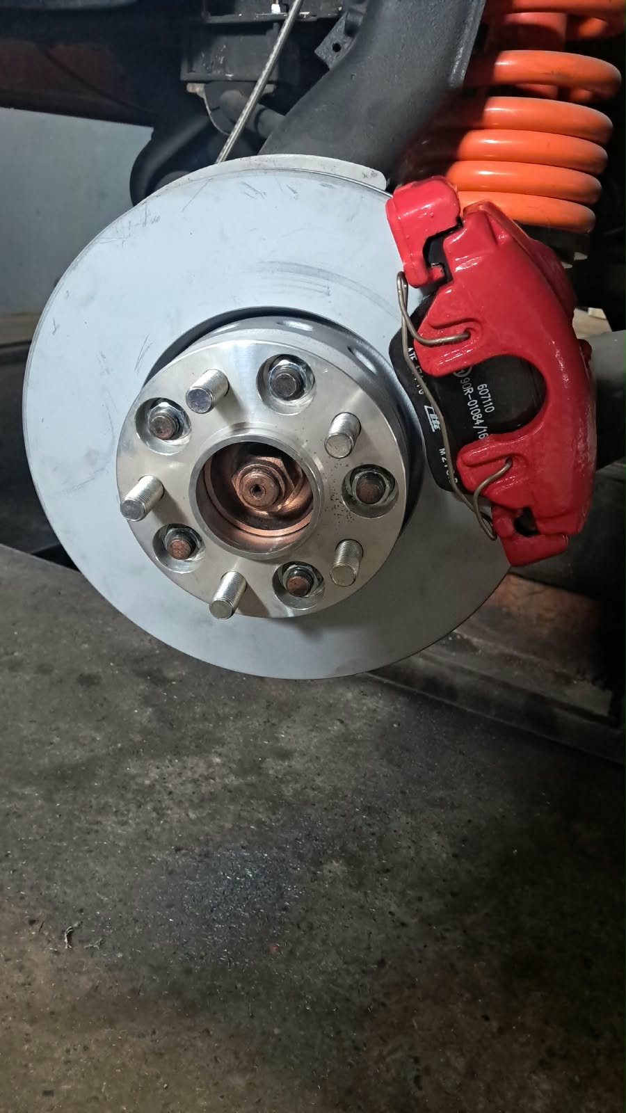 Bremsscheibe und roter Bremssattel am Fahrzeug