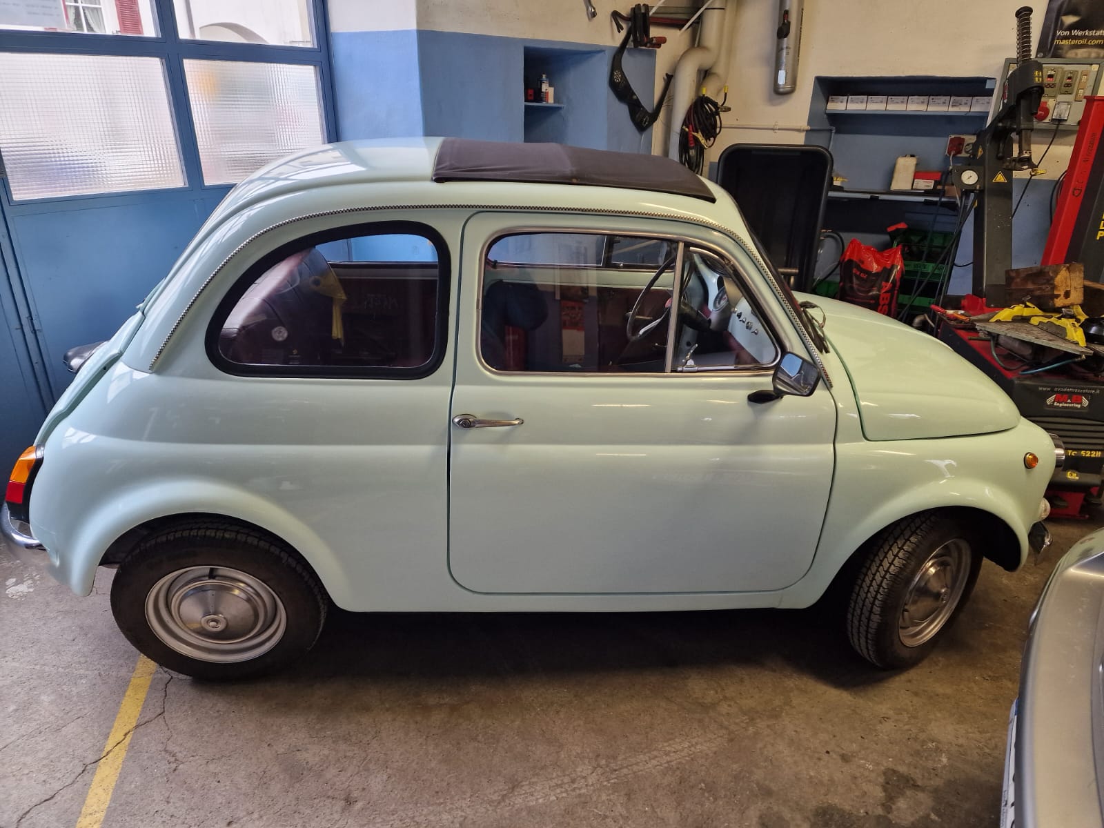 Heller klassischer Kleinwagen in der Werkstatt
