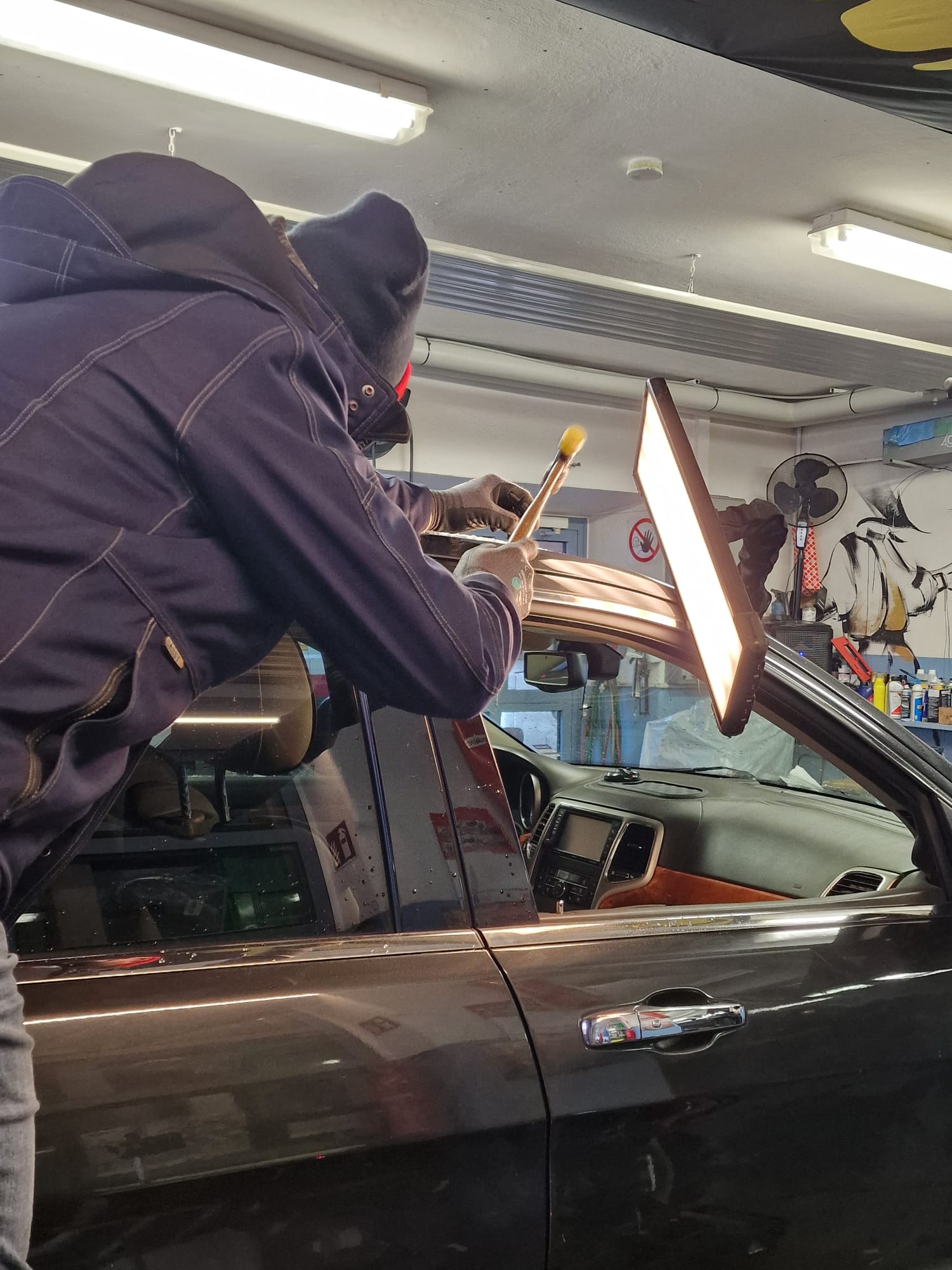 Arbeit am Fahrzeug in der Werkstatt