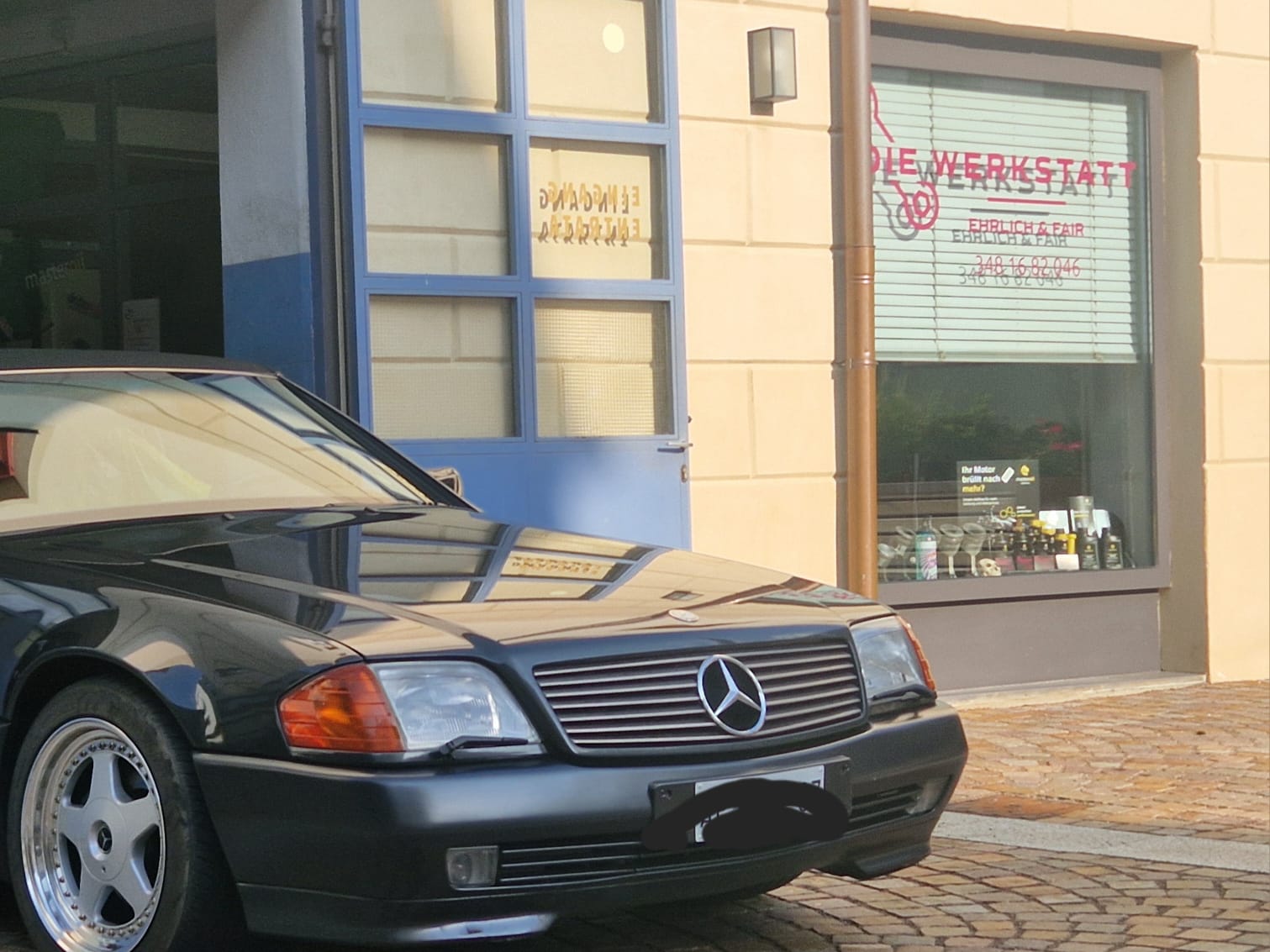 Dunkler Mercedes vor der Werkstatt Ehrlich und Fair in Latsch